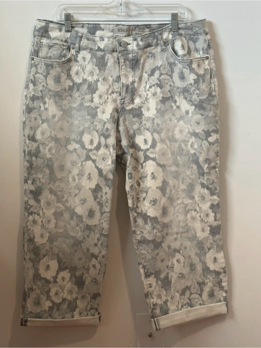 LOGO by Lori Goldstein Floral-Print Cropped Jeans in Gray & White